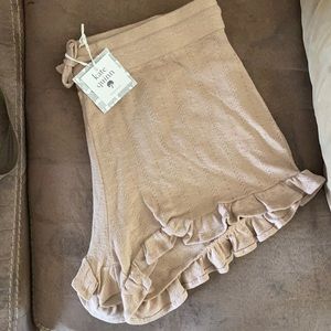 Kate quinn mom ruffle shorts